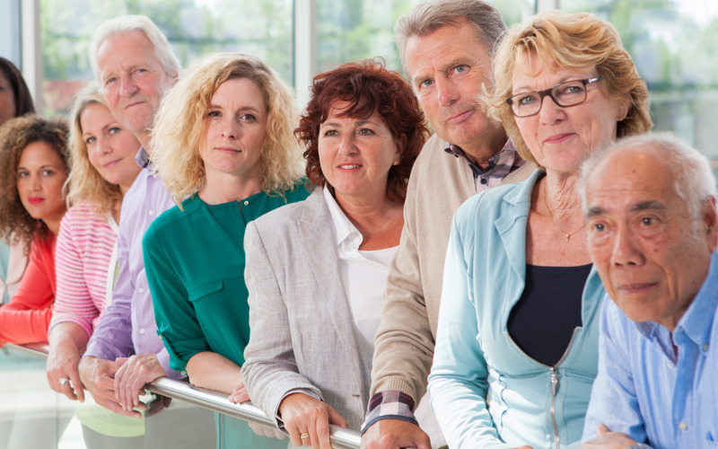 Mannen en vrouwen van de doelgroepen bevolkingsonderzoeken naar kanker samen op een rij